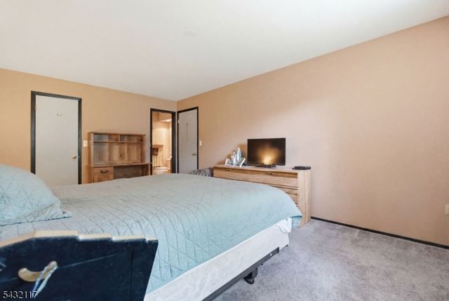 55 Meadowview Dr, Clinton Twp., NJ 08801