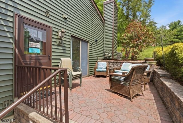 55 Meadowview Dr, Clinton Twp., NJ 08801