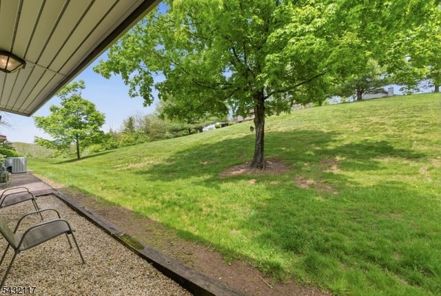 55 Meadowview Dr, Clinton Twp., NJ 08801