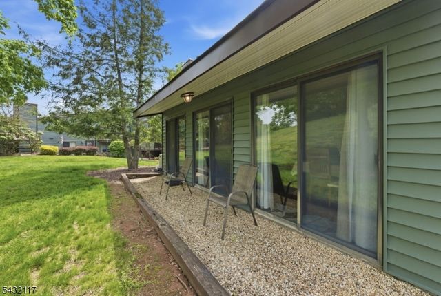 55 Meadowview Dr, Clinton Twp., NJ 08801
