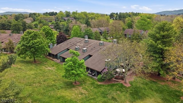 55 Meadowview Dr, Clinton Twp., NJ 08801