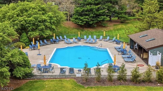 55 Meadowview Dr, Clinton Twp., NJ 08801