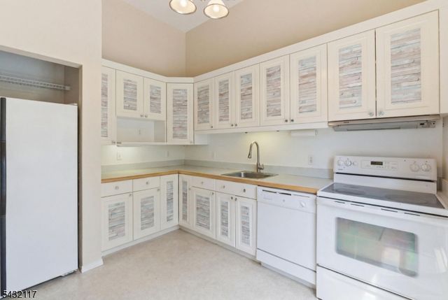 55 Meadowview Dr, Clinton Twp., NJ 08801
