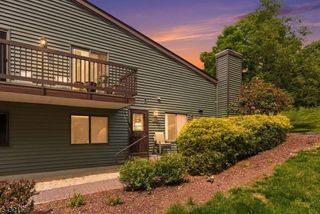 55 Meadowview Dr, Clinton Twp., NJ 08801