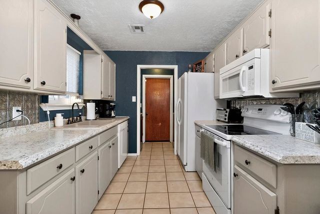 1017 SW 61st St, Lawton, OK 73505