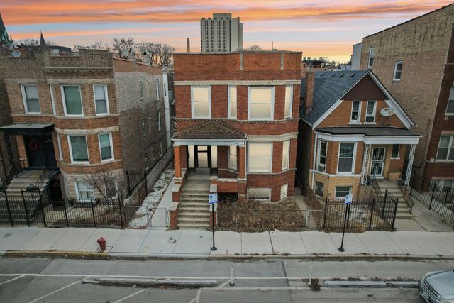 2228 W Augusta Boulevard, Chicago, IL 60622