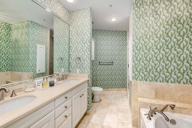 2211 Briarglen Drive 305, Houston, TX 77027