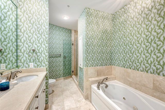 2211 Briarglen Drive 305, Houston, TX 77027