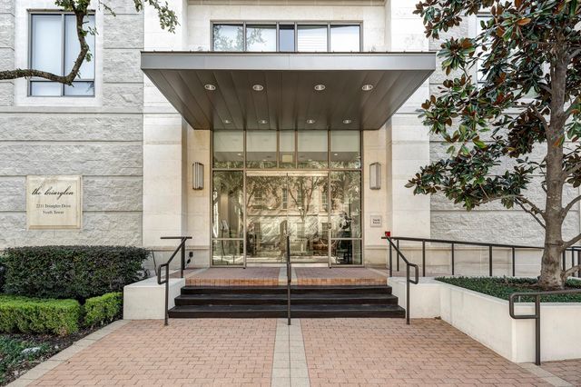 2211 Briarglen Drive 305, Houston, TX 77027