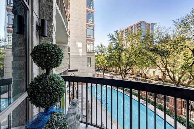 2211 Briarglen Drive 305, Houston, TX 77027