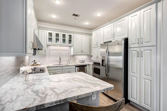 2211 Briarglen Drive 305, Houston, TX 77027