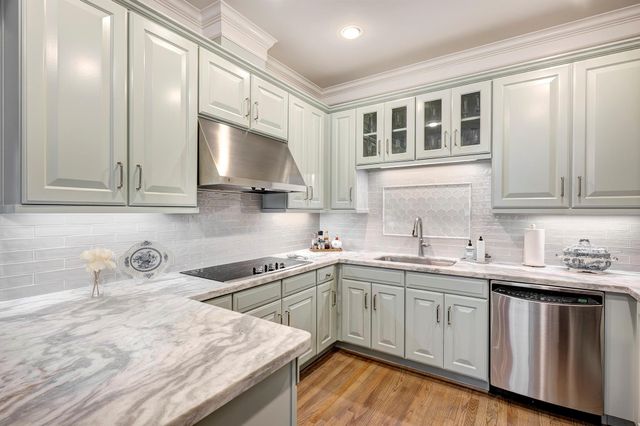 2211 Briarglen Drive 305, Houston, TX 77027