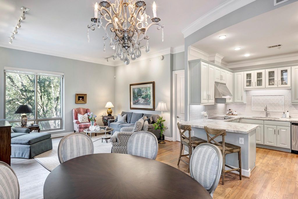 2211 Briarglen Drive 305, Houston, TX 77027