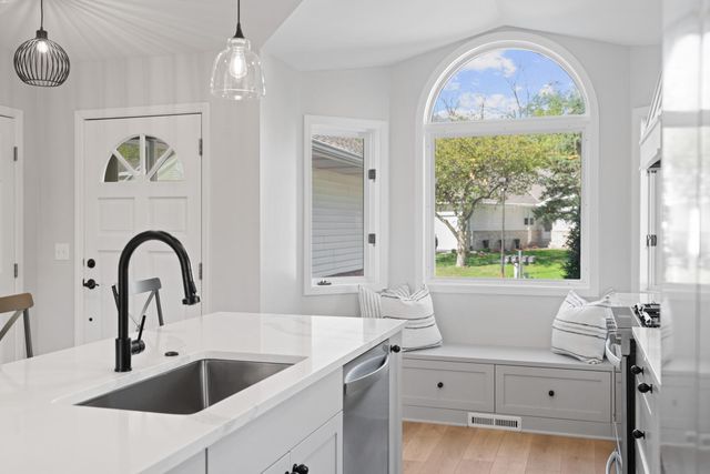 5465 Gideons Lane, Excelsior, MN 55331