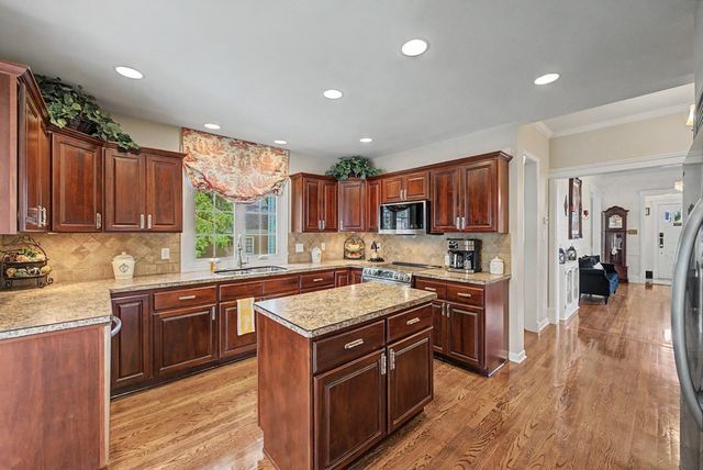 905 S 6th Avenue W, Newton, IA 50208