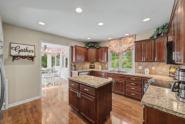 905 S 6th Avenue W, Newton, IA 50208