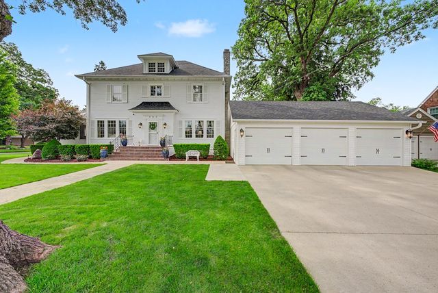 905 S 6th Avenue W, Newton, IA 50208