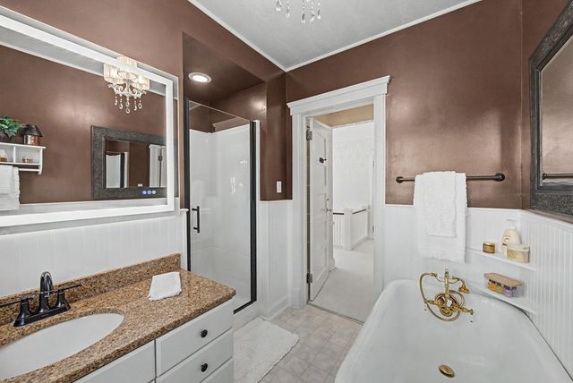905 S 6th Avenue W, Newton, IA 50208