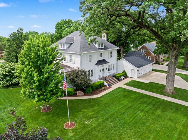 905 S 6th Avenue W, Newton, IA 50208