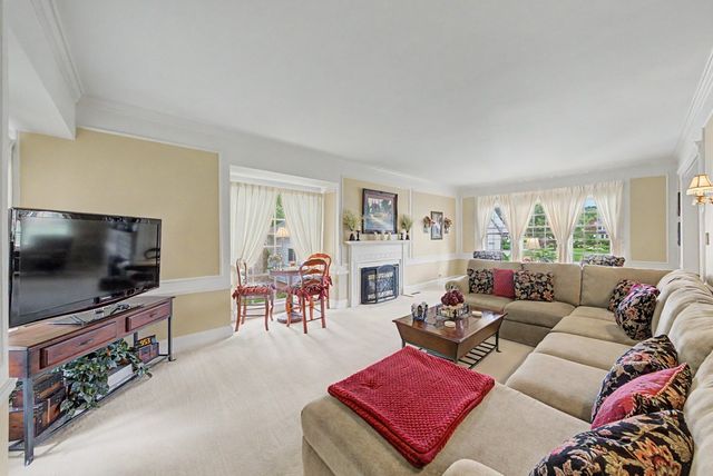 905 S 6th Avenue W, Newton, IA 50208