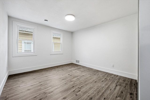 1850 N Warren AVENUE, Milwaukee, WI 53202