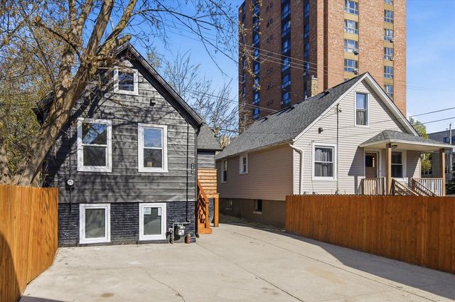 1850 N Warren AVENUE, Milwaukee, WI 53202