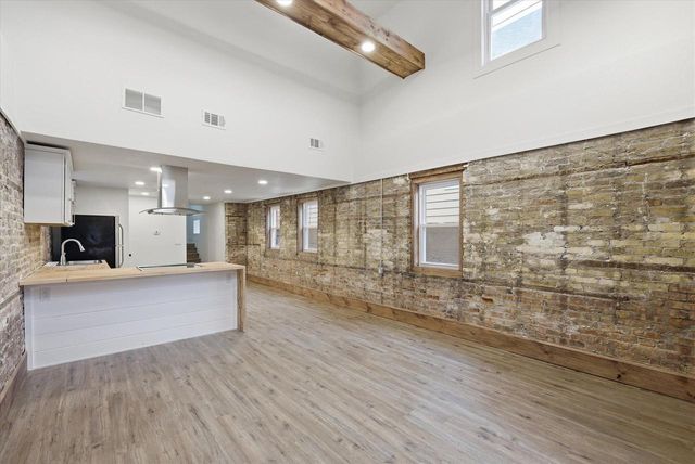 1850 N Warren AVENUE, Milwaukee, WI 53202