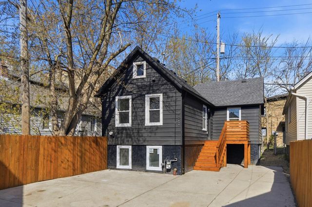 1850 N Warren AVENUE, Milwaukee, WI 53202
