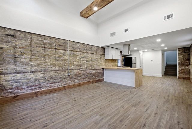 1850 N Warren AVENUE, Milwaukee, WI 53202