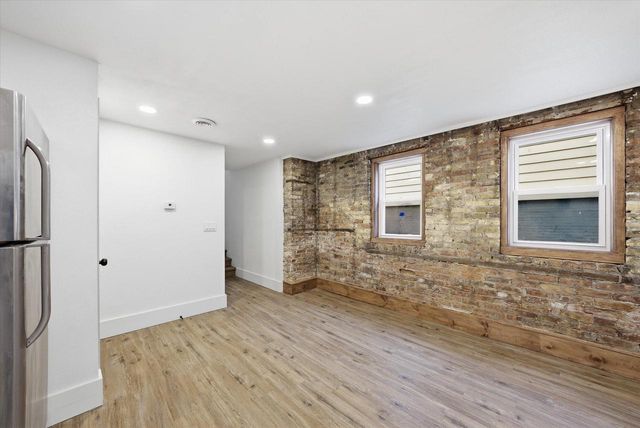 1850 N Warren AVENUE, Milwaukee, WI 53202