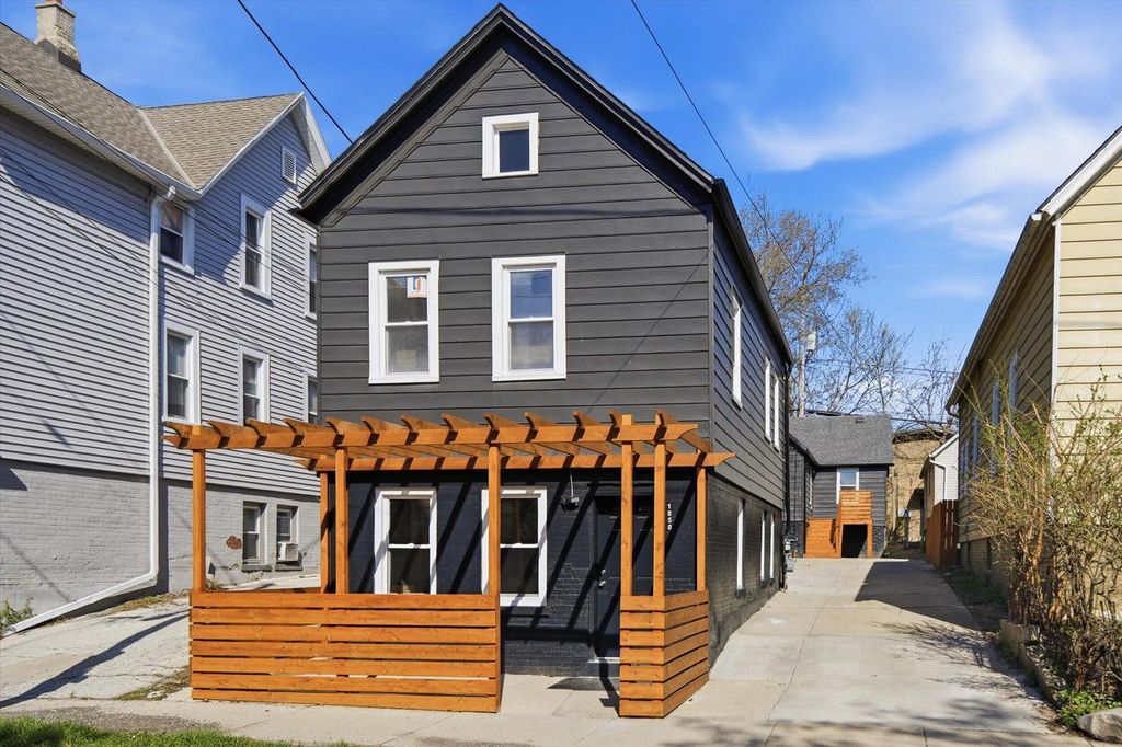 1850 N Warren AVENUE, Milwaukee, WI 53202