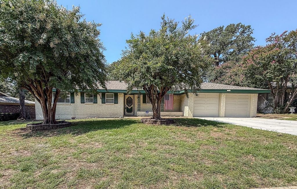 1137 Karla Drive, Hurst, TX 76053