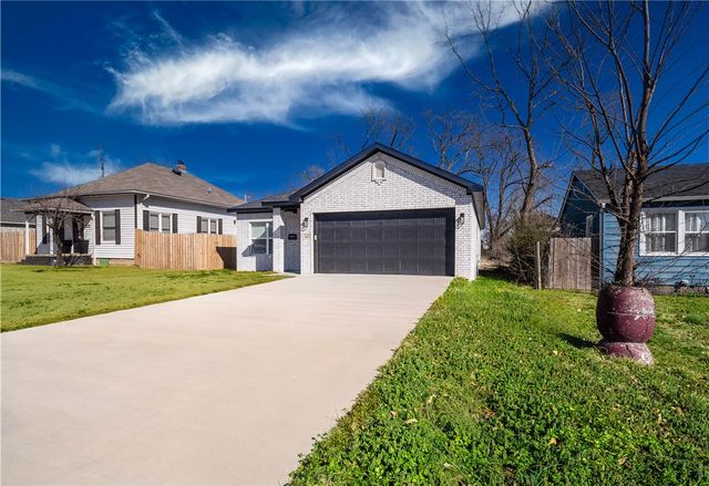 1027 S Arkansas Street, Rogers, AR 72756