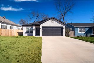 1027 S Arkansas Street, Rogers, AR 72756