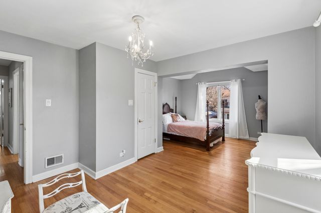 6831 N Kilpatrick Avenue, Lincolnwood, IL 60712