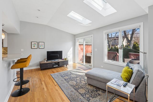 6831 N Kilpatrick Avenue, Lincolnwood, IL 60712