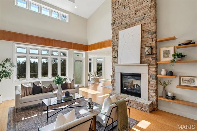 12874 Goodson Road, Des Peres, MO 63131