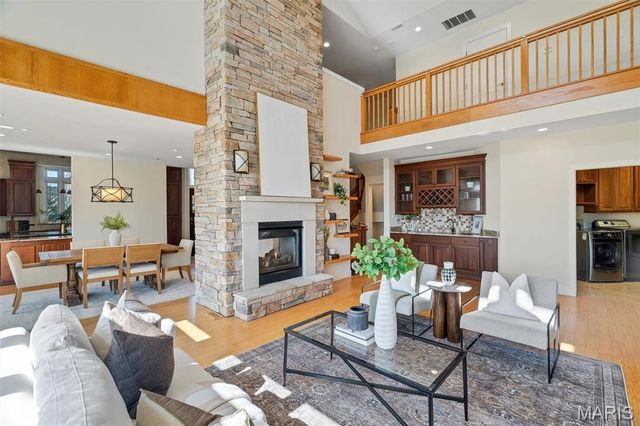 12874 Goodson Road, Des Peres, MO 63131