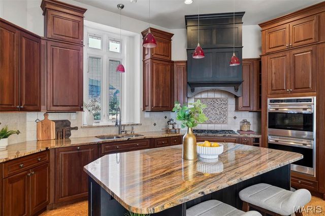 12874 Goodson Road, Des Peres, MO 63131