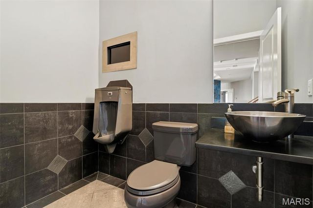 12874 Goodson Road, Des Peres, MO 63131