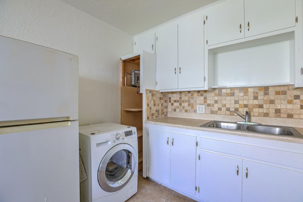 Image 11 of property listing at 3518 Eastern Avenue SE, Albuquerque, NM 87106