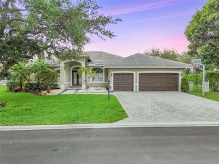10668 NW 69th St, Parkland, FL 33076