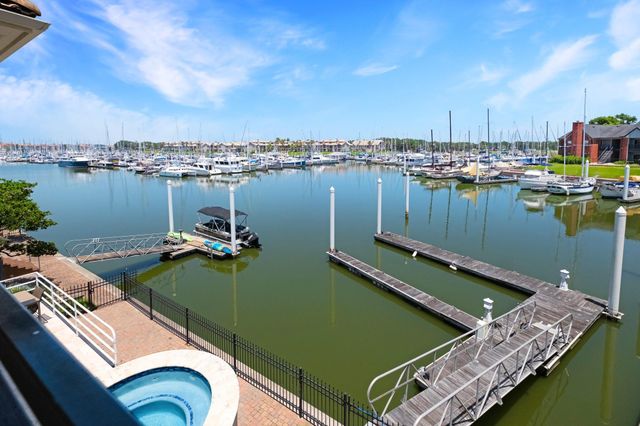 305 Harborside Circle, Kemah, TX 77565