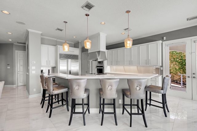 305 Harborside Circle, Kemah, TX 77565
