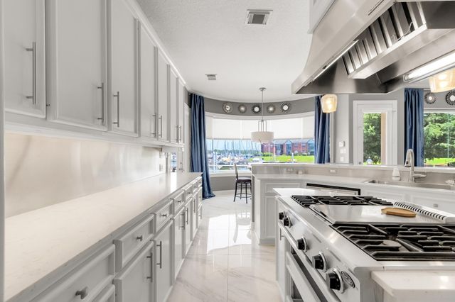 305 Harborside Circle, Kemah, TX 77565