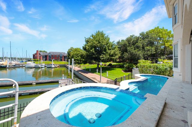 305 Harborside Circle, Kemah, TX 77565