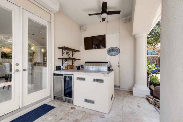305 Harborside Circle, Kemah, TX 77565
