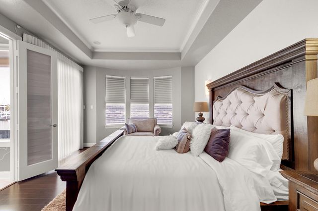 305 Harborside Circle, Kemah, TX 77565