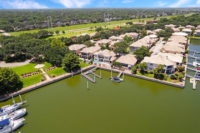 305 Harborside Circle, Kemah, TX 77565