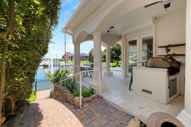 305 Harborside Circle, Kemah, TX 77565